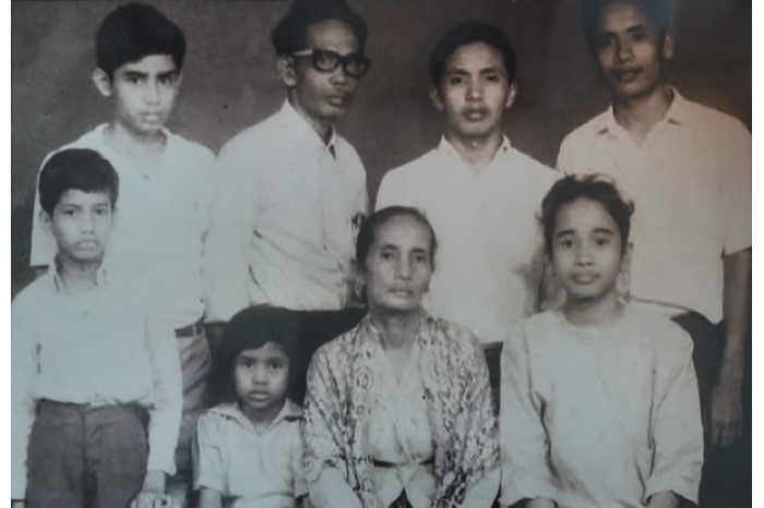 Gambar pada tahun 1966 ini menunjukkan keluarga di sebalik Sabar Menanti yang asal. Pengasas bersama perniagaan, Rosemah Mailu, duduk ketiga dari kiri.